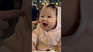 식당에서 조용히 하라는 엄마의 교육을 무시하는 아기 초이 - 304 days old