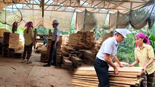 The kind man helped his mother Bông go to the workshop to get wood to replace the house partition.