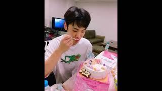[샤이니 키] 디즈니 공주 케이크로 생일 축하 받는 27세 남자