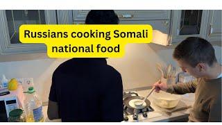 Russians cooking Anjeero Somali_Ruushiyaan Canjeero dubaya!