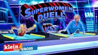 Wer fängt mehr Tennisbälle in der "Superwoman-Position"? | Klein gegen Groß