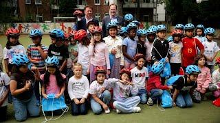 6.500 Fahrradhelme für Düsseldorfer Schülerinnen und Schüler