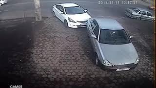 Солярис задел припаркованную машину и скрылся