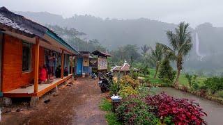 Hidup di desa,, Hujan membuat suasana semakin syahdu saat berkunjung ke kampung abah jajang