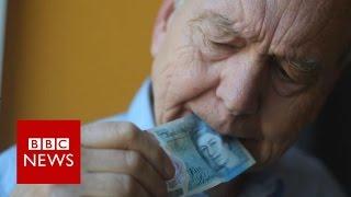 John Humphrys tries to destroy new £5 note - BBC News