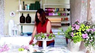 מעצבת הפרחים אורית הרץ - הדגמה כיצד לשזור סידור פרחים יפהפה בשילוב נרות