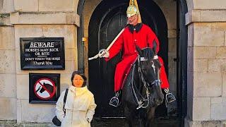 This ONE MOVE From the Chinese Tourist Made the Guard Shout Three Times at Horse Guards!