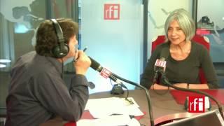 La artista Andrea Szatmary con Jordi Batalle en El invitado de RFI.