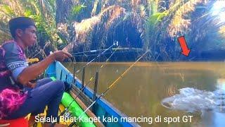 Cosecha de camarones Tarde de pesca en el lugar de recolección de peces de (GT). anakmahakampesca