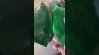 翡翠 賭石  |  小伙賭氣切了一個石頭，一刀幹開當場暈倒在地    #翡翠直播 #缅甸翡翠 #天然翡翠