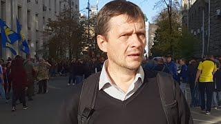 Белорусский правозащитник Олег Волчек под офисом Президента