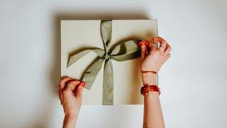 HOLIDAY GIFT IDEAS ON A BUDGET  gift guide to stay generous on a budget or low buy 