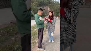 恶毒女骗子拿100块让路人喊她老婆，小伙傻傻照做没想竟让债主不悦，以后还是要注意那些占你便宜的人啊！#funny #乡村生活 #搞笑视频 #正能量 #原创视频#意想不到的结局【小云优选】