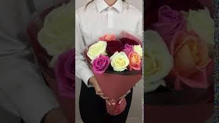Букет из 9 разноцветных роз 50 см в современной упаковке Россия