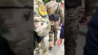 上海街头，战士手持钢枪人群穿行，游客一点都不怕，因为这是人民"子弟"兵#china #中国 #Chinesesoldiers #Chinesetroop