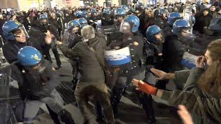 Tensione a Brescia durante la manifestazione contro i neofascisti: scontri con le forze dell'ordine