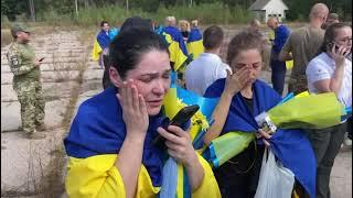 Перші миті на волі: в Україну повернулися ще 49 наших громадян