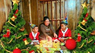 Single mother sells ducks and buys cakes to celebrate Christmas with her two sons. DANG THI DU