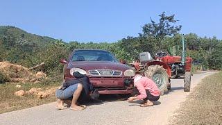 Using a tractor to rescue a car that had stalled on the way to repair