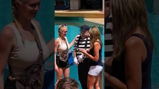 Look at the joy of mime Tom with these two women ️#tomthemime #seaworldmime #seaworldorlando