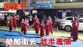 兄弟俩参加街头武术表演，现场表演单掌劈木板【希樂同学】