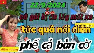 Cô gái bị đại sư lấy mất một xe ,tức quá nổi điên phế cả bàn cờ .