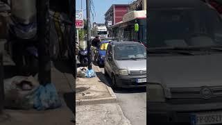 PEDONE SE LA PRENDE CON L'AUTISTA DELL'AUTOBUS E GUARDATE CHE FA DAVANTI A TUTTI, INCREDIBILE!!