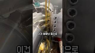 강철을 갈아내는 기계