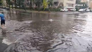 Вулиця Гетьмана Сагайдачного у Рівному опинилася під водою