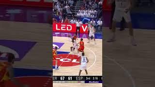 Dennis Schroder fakes it in the air 🫢