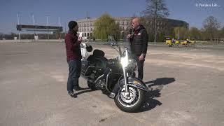 Bikerdemo Organisator John im Gespräch mit Martin Cernan