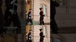 Granaderos llevaron el niño Jesús al pesebre de la Casa Rosada #navidad