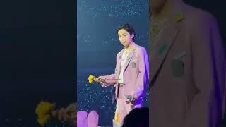 Taehyung giving flower to Army feels like 