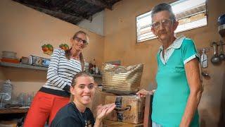 Abriendo cajitas [ Mi mamá y abuela reaccionan a los regalos] Productos que NO HAY en Cuba 