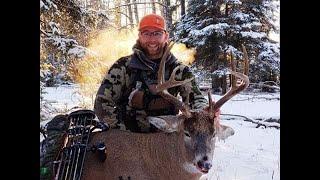 Bowhunting the rut in Alberta - Whitetails with a decoy