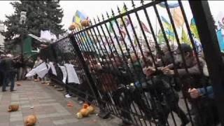 Protesters clash with police outside Ukraine parliament