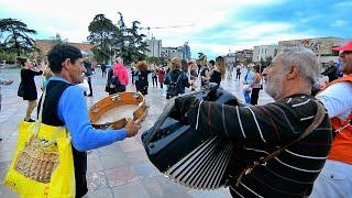 Kercet Ahengu Ne Mes Te Tiranes - Muzikantet e Rruges "Cmendin" Turistet - Shamia