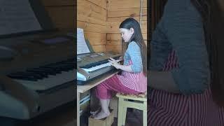 У Устюши.Виртуозная игра на синтезаторе.Первые шаги в мир музыки. #Игра_на_синтезаторе