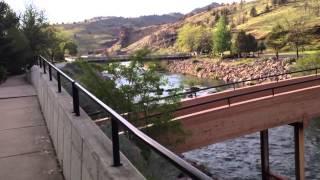 Kahneeta Oregon rivers edge bike path at the campground / p