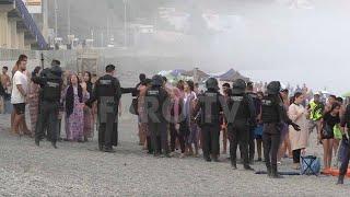 Guardia Civil y Policía desalojan la playa del Tarajal por entrada de marroquíes