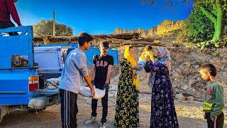 Nomadic life: the nomadic tent: plastering the roof of the house of the nomadic couple