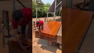 Gỗ cẩm hồng nguyên khối vẻ đẹp nghệ thuật, mỗi đường vân như lời nhắc nhở về vẻ đẹp bền vững