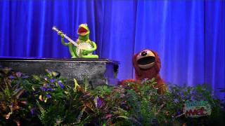 Kermit and Rowlf sing "Rainbow Connection" at the 2011 D23 Expo