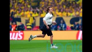 Pitch invasion: Fan interrupts Real Madrid vs. Dortmund UCL Final at Wembley !