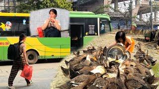 After many days of treatment at the hospital, the mother recovered and is taking a bus home.