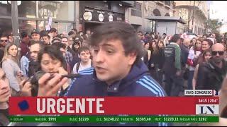 Un youtuber libertario fue a provocar a la marcha y le pegaron los radicales