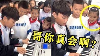 男生下课后“被迫”弹琴，以为不会弹，没想到音乐一响全场安静了