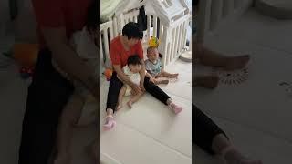 刚刚妹妹拍了下哥哥，哥哥还那么乐呵呵#人类幼崽的快乐 #带娃日常