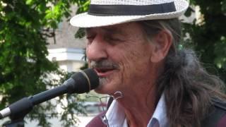 Американець Джеф Кайл грає блюз на вулицях Кременчука