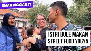 Istri Bule Makan Di Pinggir Jalan - Malah Doyan Telo?!